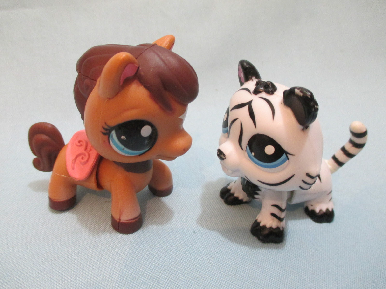 Littlest Pet Shop Random Bag 3 Pets & 7 LPS Accesories Lot Cat and Dog  Figures