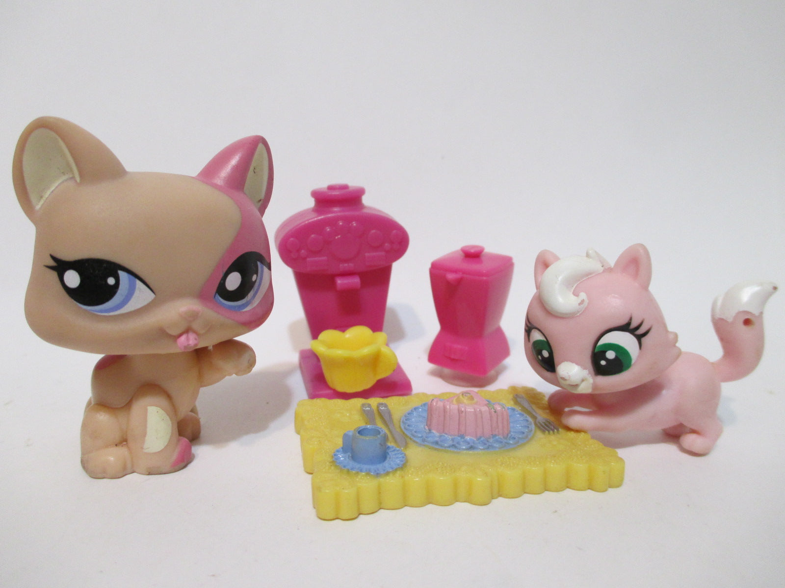 Littlest Pet Shop Continental Breakfast Cat Licking 1402 3699 Kitten C -  lpsqueen.com